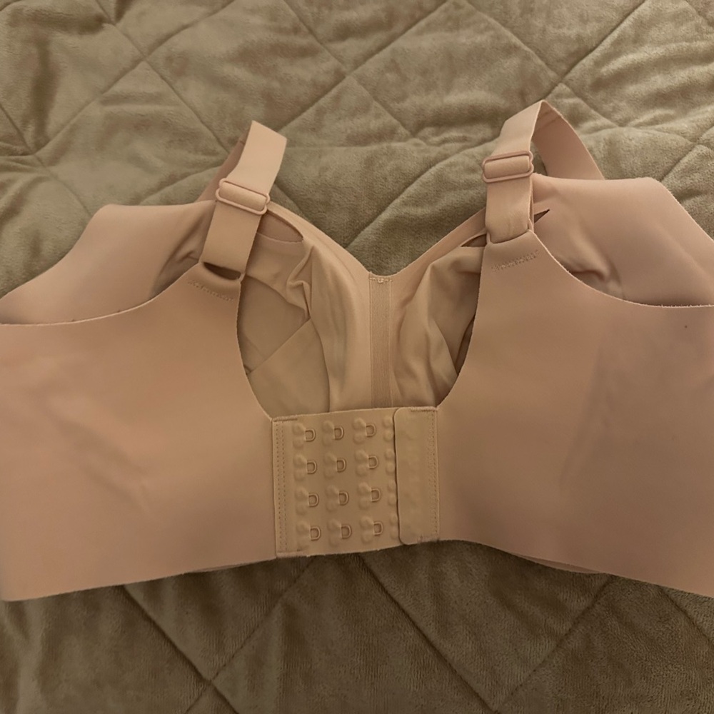 Seamless Nude Bra by Evelyn and Bobbie. 4 hook closer, This bra was worn once. - Picture 3 of 3